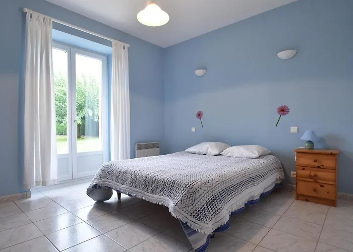 Holiday Home With Pool, Enclosed Garden بيت للعطل *